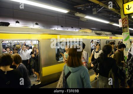 A busy platform during the evening rush hours in Shinjuku station, Tokyo. Stock Photo