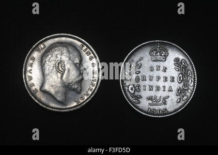Coinage ; British India coinage ; Edward VII king and emperor with one rupee coin in 1905 on coin Stock Photo