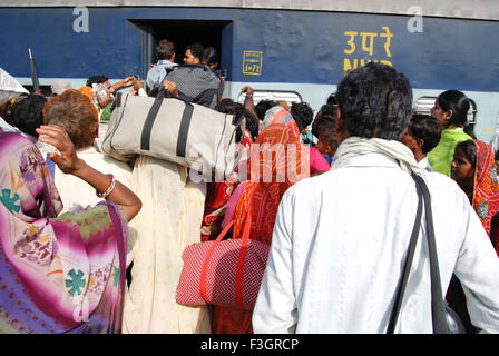 People rushing at coach of train on railway station ; Jodhpur ; Rajasthan ; India Stock Photo