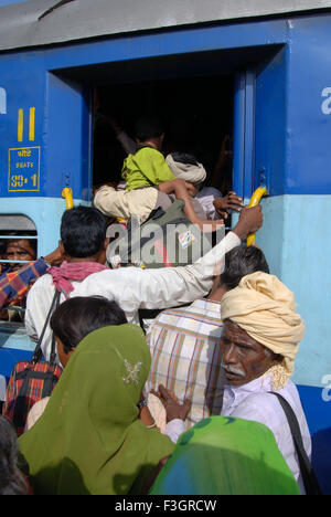 Crowd trying to get in coach of train on railway station ; Jodhpur ; Rajasthan ; India Stock Photo