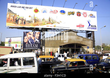 Mahalakshmi railway station & traffic on the road ; Bombay now Mumbai ; Maharashtra ; India Stock Photo