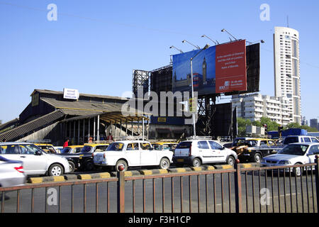 Mahalakshmi railway station & traffic on the road ; Bombay now Mumbai ; Maharashtra ; India Stock Photo