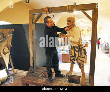 Kiev, Ukraine. 7th Oct, 2015. A man prepares an exhibit during the 'Medieval Executions and Punishments' exhibition in Kiev, Ukraine, 07 October 2015. More two hundred exhibits and genre scenes were recreated according with ancient books and engravings. © Serg Glovny/ZUMA Wire/Alamy Live News Stock Photo