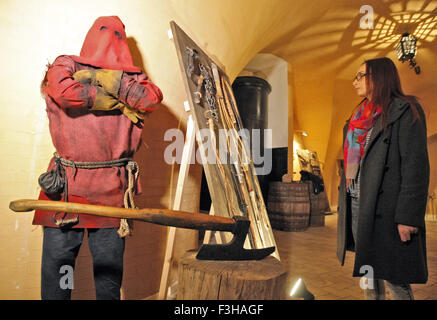 Kiev, Ukraine. 7th Oct, 2015. Visitor look at an exhibit during the 'Medieval Executions and Punishments' exhibition in Kiev, Ukraine, 07 October 2015. More two hundred exhibits and genre scenes were recreated according with ancient books and engravings © Serg Glovny/ZUMA Wire/Alamy Live News Stock Photo