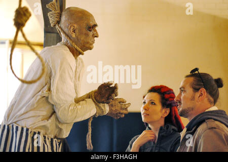 Kiev, Ukraine. 7th Oct, 2015. Visitors look at an exhibit during the 'Medieval Executions and Punishments' exhibition in Kiev, Ukraine, 07 October 2015. More two hundred exhibits and genre scenes were recreated according with ancient books and engravings. © Serg Glovny/ZUMA Wire/Alamy Live News Stock Photo