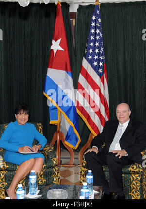 Havana, Cuba. 7th Oct, 2015. Cuban Minister of Foreign Trade and Investment Rodrigo Malmierca (R) meets with U.S. Secretary of Commerce Penny Pritzker, at the headquarters of Ministry of Foreign Trade and Investment in Havana, Cuba, on Oct. 7, 2015. Credit:  Prensa Latina/Xinhua/Alamy Live News Stock Photo