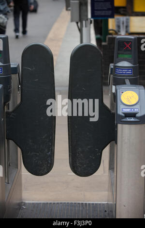 Ticket Barriers At Waverley Station Edinburgh Scotland UK Stock ticket-barriers-at-waverley-station-edinburgh-scotland-uk-stock