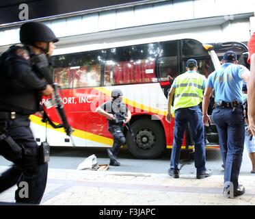 Manila, Philippines. 8th Oct, 2015. Policemen respond to a hostage-taking incident in Manila, the Philippines, Oct. 8, 2015. A passenger bus was hijacked in Metro Manila Thursday afternoon by an unidentified man with a knife, said local media. Credit:  Stringer/Xinhua/Alamy Live News Stock Photo