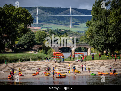 Canoeists on the River Tarn with the Millau Viaduct in Millau, Averyron, France. The highest bridge in the world. Stock Photo
