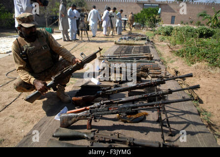 Khyber Agency. 8th Oct, 2015. A Pakistani soldier displays weapons recovered during an operation against terrorists in northwestern Pakistan's Khyber Agency, Oct. 8, 2015. Huge amount of arms, ammunitions and explosives material were recovered over operation in Khyber Agency, officials said. Credit:  Umar Qayyum/Xinhua/Alamy Live News Stock Photo