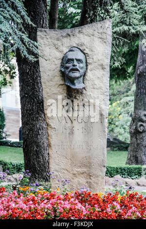 Statue commemorating Vincent Van Gogh in Arles, France, by William Earl Singer Stock Photo