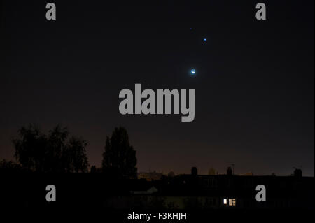 Wimbledon, SW London, UK. 9th October, 2015. A crescent moon meets Venus, Mars and Jupiter conjunction in the pre-dawn clear skies over London looking East. Credit:  Malcolm Park editorial/Alamy Live News Stock Photo