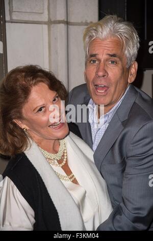 New York, NY, USA. 8th Oct, 2015. Linda Lavin, Steve Bakunas at arrivals for FOOL FOR LOVE Opening Night on Broadway, Samuel J. Friedman Theatre, New York, NY October 8, 2015. Credit:  Steven Ferdman/Everett Collection/Alamy Live News Stock Photo