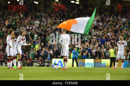 Dublin, Ireland. 08th Oct, 2015. German's Thomas Mueller and teammates reacts during the UEFA EURO 2016 qualifying soccer match Ireland vs Germany in Dublin, Ireland, 08 October 2015. Ireland won 1-0. Photo: Peter Kneffel/dpa/Alamy Live News Stock Photo