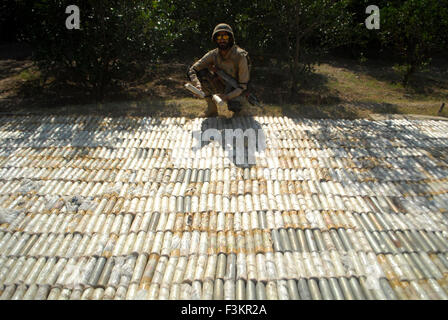 Khyber Agency. 8th Oct, 2015. A soldier displays explosive materials recovered during operations against terrorists in northwest Pakistan's Khyber Agency, Oct. 8, 2015. Arms, ammunitions and explosive materials have been recovered during intelligence-based operations in Khyber Agency, officials said. © Umar Qayyum/Xinhua/Alamy Live News Stock Photo