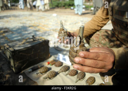 Khyber Agency. 8th Oct, 2015. A soldier displays hand grenades recovered during operations against terrorists in northwest Pakistan's Khyber Agency, Oct. 8, 2015. Arms, ammunitions and explosive materials have been recovered during intelligence-based operations in Khyber Agency, officials said. © Umar Qayyum/Xinhua/Alamy Live News Stock Photo