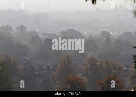 Wimbledon London,UK. 9th October 2015. Hazy misty morning during Autumn sunrise in Wimbledon Credit:  amer ghazzal/Alamy Live News Stock Photo