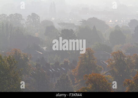 Wimbledon London,UK. 9th October 2015. Hazy misty morning during Autumn sunrise in Wimbledon Credit:  amer ghazzal/Alamy Live News Stock Photo