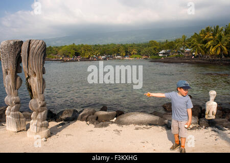 Pu'uhonua O Honaunau National Historic Park, Hale O Keawe reconstructed temple with wood carvings, South Kona Coast, Big Island. Stock Photo