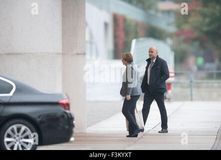 Berlin, Germany. 9th Oct, 2015. Berlin, Germany. 9th October, 2015. German Chancellor Angela Merkel (CDU) on her way to work to her office at the German Chancellery in Berlin, Germany, 9 October 2015. Photo: dpa Credit:  dpa picture alliance/Alamy Live News/dpa/Alamy Live News Stock Photo