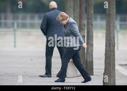 Berlin, Germany. 9th Oct, 2015. Berlin, Germany. 9th October, 2015. German Chancellor Angela Merkel (CDU) on her way to work to her office at the German Chancellery in Berlin, Germany, 9 October 2015. Photo: dpa Credit:  dpa picture alliance/Alamy Live News/dpa/Alamy Live News Stock Photo