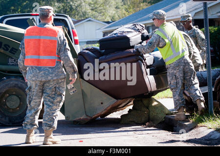 South Carolina, USA. 8th October, 2015. South Carolina Army National Guard soldiers help with clean up following massive floods October 8, 2015 in Summerville, South Carolina. Stock Photo