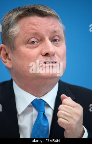 Berlin, Germany. 9th Oct, 2015. German Federal Health Minister Hermann Groehe (CDU) at a press conference in Berlin, Germany, 9 October 2015. In discussion is the outcome of the previous meeting of the G7 ministers of science and health ministers. Photo: BERNBD VON JUTRCZENKA/DPA/Alamy Live News Stock Photo