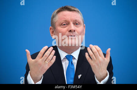 Berlin, Germany. 9th Oct, 2015. German Federal Health Minister Hermann Groehe (CDU) at a press conference in Berlin, Germany, 9 October 2015. In discussion is the outcome of the previous meeting of the G7 ministers of science and health ministers. Photo: BERNBD VON JUTRCZENKA/DPA/Alamy Live News Stock Photo