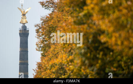 Berlin, Germany. 9th Oct, 2015. Autumnal coloured leaves line the Strasse des 17. Juni in Berlin, Germany, 9 October 2015. In the background the iconic Victory Tower is visible. Photo: BERND VON JUTRCZENKA/DPA/Alamy Live News Stock Photo