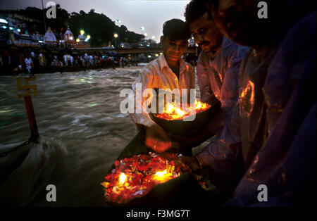 People offering a deepak (floating flowers and oil lamp) to the Ganges river. Haridwar. Uttarakhand. India. Haridwar, Uttarancha Stock Photo