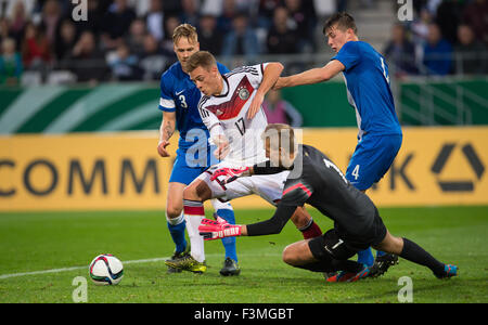 Essen, Germany. 9th Oct, 2015. Germany's Joshua Kimmich (M) in action with Finnlands goalie Otso Virtanen (front), Finnlands Daniel O`Shaughnessy (r) and Joel Mero (behind) during the European Championships Qualification U-21 - Group 7 match between Germany and Finland in Essen, Germany, 9 October 2015. Photo: GUIDO KIRCHNER/DPA/Alamy Live News Stock Photo