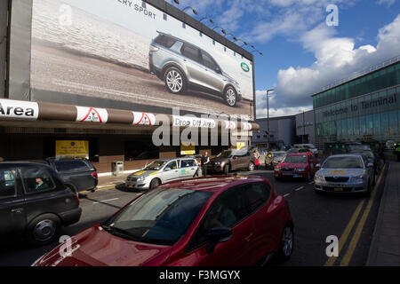 Manchester international airport drop off & arrivals Welcome to Terminal 3 Stock Photo