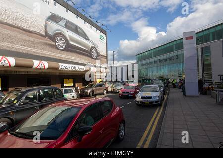 Manchester international airport drop off & arrivals Welcome to Terminal 3 Stock Photo