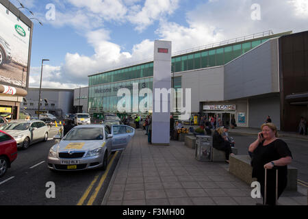 Manchester international airport drop off & arrivals Welcome to Terminal 3 Stock Photo