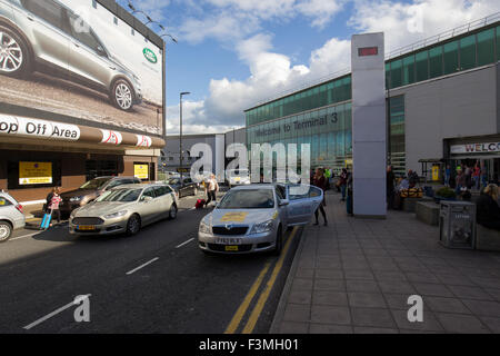 Manchester international airport drop off & arrivals Welcome to Terminal 3 Stock Photo