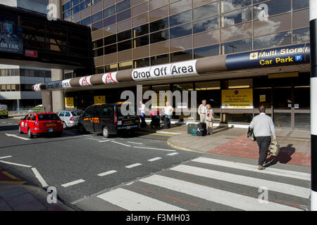 Manchester international airport drop off & arrivals Welcome to Terminal 3 Stock Photo