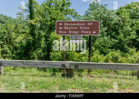 A sign near the boundary of Skyline Drive and the Blue Ridge parkway points motorists in the right direction Stock Photo