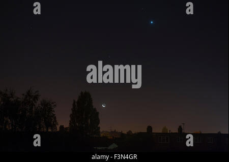 Wimbledon, SW London, UK. 10th October, 2015. Venus, Mars and Jupiter shine above a waning crescent moon in the pre-dawn clear skies over London looking east. Credit:  Malcolm Park editorial/Alamy Live News Stock Photo