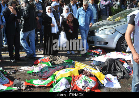 Ankara, Turkey, 10th Oct, 2015. A woman who lost her relative cries at the accident site in Ankara, capital of Turkey, on Oct. 10, 2015. At least 30 were killed and 126 others injured on Saturday after two explosions in the Turkish capital of Ankara, Turkish Interior Ministry said. Credit:  Cihan/Xinhua/Alamy Live News Stock Photo