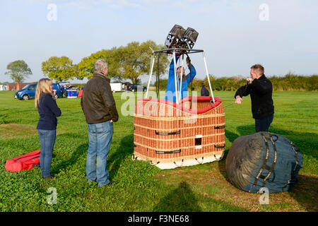 Thornton Dale, North Yorkshire, UK. 10th Oct, 2015. Saturday 10th, October 2015. Pilot Duncan Lambert prepares the RIX balloon for take off from High Grundon farm, Thornton Dale, North Yorkshire, UK. The Pennine Balloon club's Autumn Gold Balloon Meet.  Credit:  Richard Burdon/Alamy Live News Stock Photo