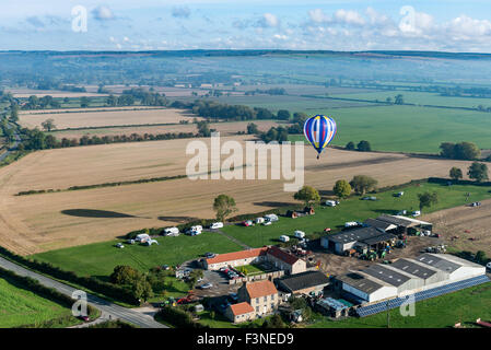 Thornton Dale, North Yorkshire, UK. 10th Oct, 2015. Saturday 10th, October 2015. Balloons flying from High Grundon farm, Thornton Dale, North Yorkshire, UK. The Pennine Balloon club's Autumn Gold Balloon Meet.  Credit:  Richard Burdon/Alamy Live News Stock Photo