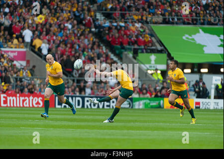 Twickenham Stadium, London, UK. 10th October, 2015. Bernard Foley kick, Australia v Wales Pool A match of the Rugby World Cup 2015. Credit:  sportsimages/Alamy Live News Stock Photo