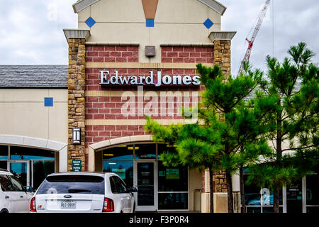 The exterior of Edward Jones, a financial investment business in a strip mall in Oklahoma City, Oklahoma, USA. Stock Photo