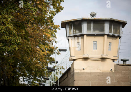 A photo from 9 October 2015 shows a watchtower of the former Stasi-exmamination prison in Berlin-Hohenschoenhausen, Germany. Tours of former prison cells and interrogation rooms have also been made for blind and partially sighted people can get an idea of the daily life of the prisoners. It can items such as keys or aluminum spoon be felt, said the memorial. Photo: KAY NIETFELD/dpa Stock Photo