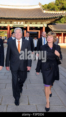 Seoul, South Korea. 11th Oct, 2015. German President Joachim Gauck and his partner Daniela Schadt visit the Changdeokgung Palace in Seoul, South Korea, 11 October 2015. Gauck is on a five-day visit to South Korea and Mongolia. PHOTO: WOLFGANG KUMM/DPA/Alamy Live News Stock Photo