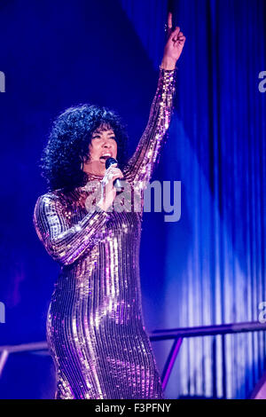 Erfurt, Germany. 10th Oct, 2015. South African singer Belinda Davids performing a Whitney Houston tribute act during the ARD live TV show '150 Jahre Schlager - Das große Fest zum Jubilaeum' (lit. 150 years of Schlager - the big jubilee celebration), in Erfurt, Germany, 10 October 2015. PHOTO: ANDREAS LANDER/DPA - NO WIRE SERVICE - © dpa/Alamy Live News Stock Photo