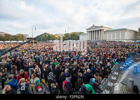 Munich, Germany. 11th Oct, 2015. Countless volunteers attend a free thank you concert for refugee helpers at the Koenigsplatz in Munich, Germany, 11 October 2015. PHOTO: MARC MUELLER/DPA/Alamy Live News Stock Photo