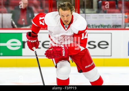 Raleigh, North Carolina, USA. 10th Oct, 2015. Detroit Red Wings center Brad Richards (17) during the NHL game between the Detroit Red Wings and the Carolina Hurricanes at the PNC Arena. The Detroit Red Wings defeated the Carolina Hurricanes 4-3. © Andy Martin Jr./ZUMA Wire/Alamy Live News Stock Photo
