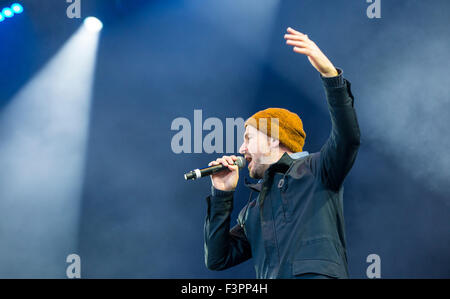 Munich, Germany. 11th Oct, 2015. Roger Manglus of the band 'Blumentopf' performing at a free thank you concert for refugee helpers at the Koenigsplatz in Munich, Germany, 11 October 2015. PHOTO: MARC MUELLER/DPA/Alamy Live News Stock Photo