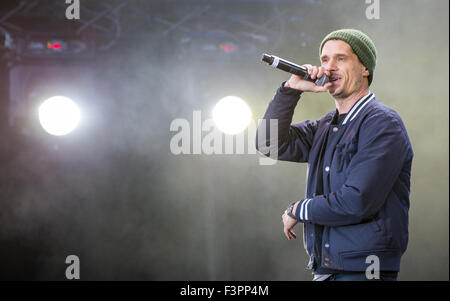 Munich, Germany. 11th Oct, 2015. Florian Schuster of the band 'Blumentopf' performing at a free thank you concert for refugee helpers at the Koenigsplatz in Munich, Germany, 11 October 2015. PHOTO: MARC MUELLER/DPA/Alamy Live News Stock Photo